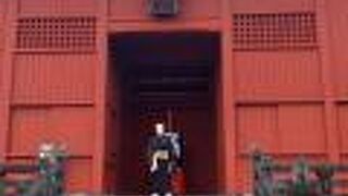 毎朝，御開門式（うけーじょー）が行われます