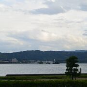 宍道湖に浮かぶ平らな島。