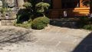 本堂前には新宿区の有形文化財も。