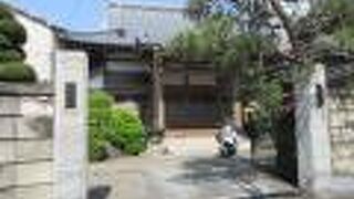 小鳥のさえずりが聞こえる、落ち着きある寺です