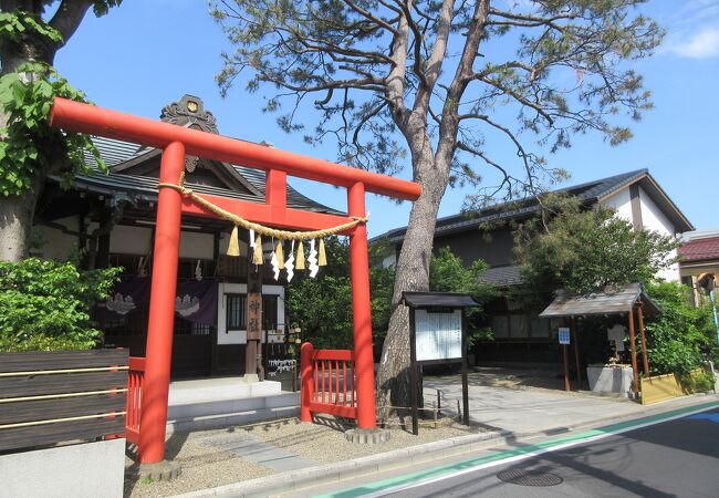 赤い大きな鳥居が建っています