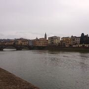 フィレンツェの街に流れる アルノ川