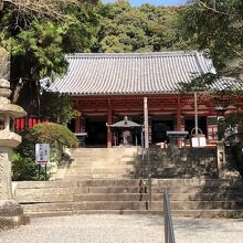 木立の中に本堂が建ちます