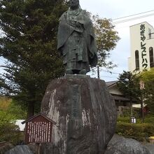 橋のよこにある