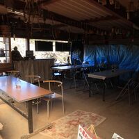 プレハブ内で食事を頂けます