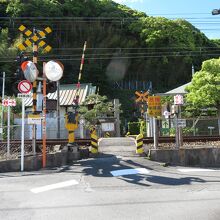 線路を越えてすぐです