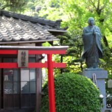 小さな日蓮の銅像