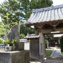 奥にお墓が並びます、この日はお墓参りの人はなく