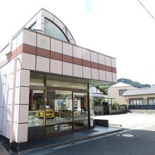 目立つ外観です