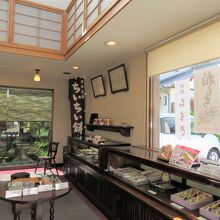 和菓子屋さんらしい店内、ちいちい餅も気になる・・・