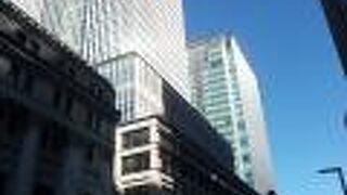 日本橋本店の北側にあります。