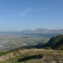 阿蘇の町並みと阿蘇山風景