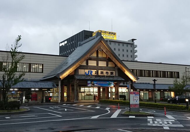 お社風な佇まいの駅