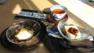 カフェ風の店内でも食べられます