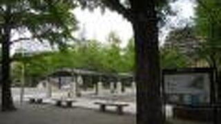 慰霊堂もある広くて綺麗な公園