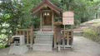 小さな社殿です。