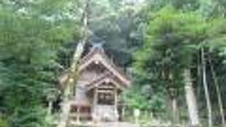 社殿の背後は岩山。