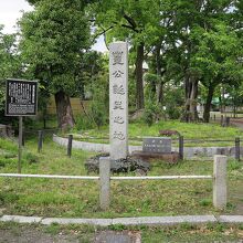 「豊国神社」、その右手には「豊公誕生之地」碑