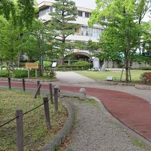 奥には皇太子時代の「大正天皇お手植えの松」や「詩碑」…