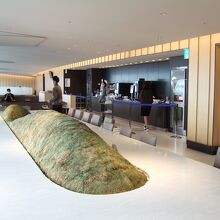 広くて明るいラウンジです