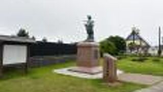 銅像も台座も立派です！