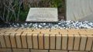 ふたつの石碑。