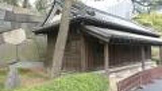 皇居東御苑内にある門跡