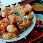 はみ出すほどの天ぷらが10品のった「にぎわい天丼（900円）」に満足しました