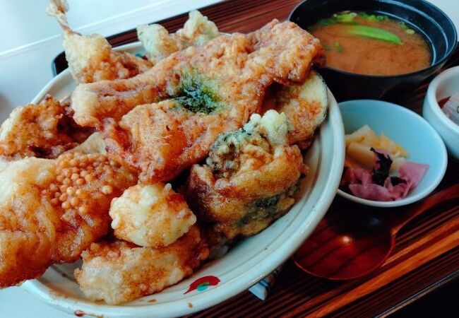 はみ出すほどの天ぷらが10品のった「にぎわい天丼（900円）」に満足しました