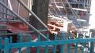 日本橋川にかかる一石橋のたもとにあります。