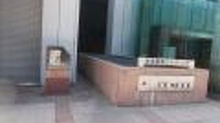 今はビルの入り口近くにあります。