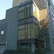 寺院らしくない外観の建物