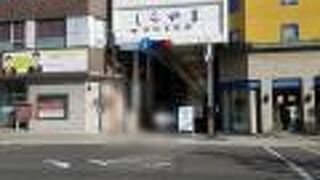 ちょっと寂しいアーケードの商店街
