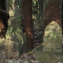 『牛馬童子像』は小さな石像です