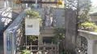 日本橋のたもとにあります。