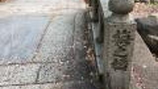 表参道の小さな石の反り橋