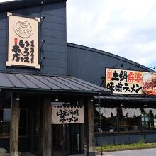 駐車場は広いです。