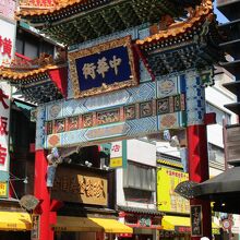 この門の先は大賑わい