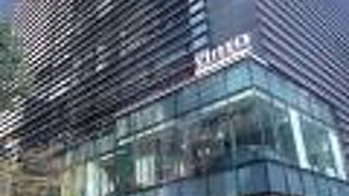 高級感あふれる店が集まっています。