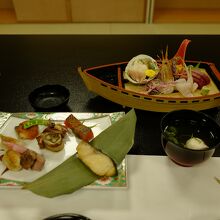 ぜいたくプランの夕食の様子。お刺身が美味しかった！