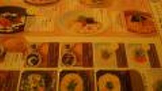 明るい店内でおうどん、釜飯