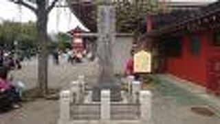 浅草寺の本堂の手前にあります
