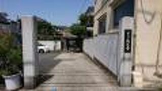 地味な感じの小寺院