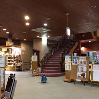 ２階にお風呂が、１階にレストランがあります