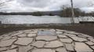 遊覧船乗り場の近くにあります