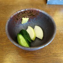 おかわり自由のお漬物、生姜までおいしいのですが…白菜は？