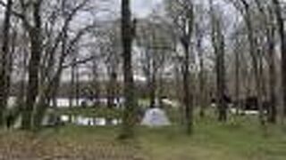 車道の近くにあるキャンプ場