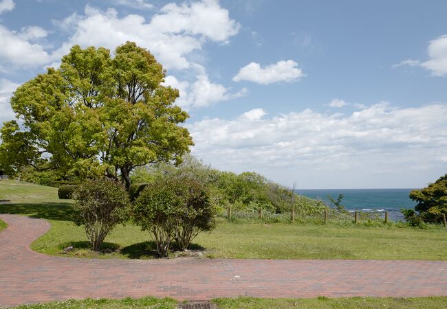 小名浜港から坂道を登った場所に広がる、遊び場・散策路・景勝地満点の公園。