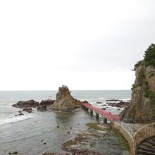 旧国道のトンネル脇から、階段を降りて橋へ向かいます。