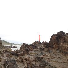 橋を渡り切るとこんな感じ。雨の日は滑りやすく危ないです。